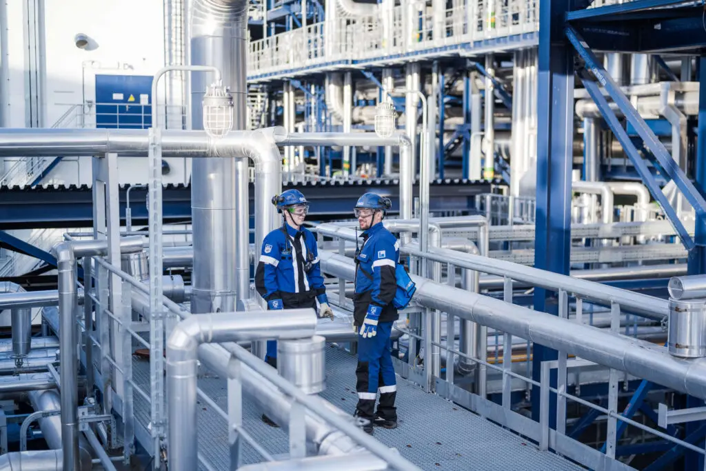 Специалисты нефтеперерабатывающего завода «Газпром нефти»