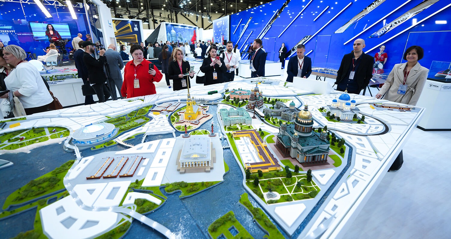 Живой макет города на стенде Санкт-Петербурга на ПМЭФ-2025