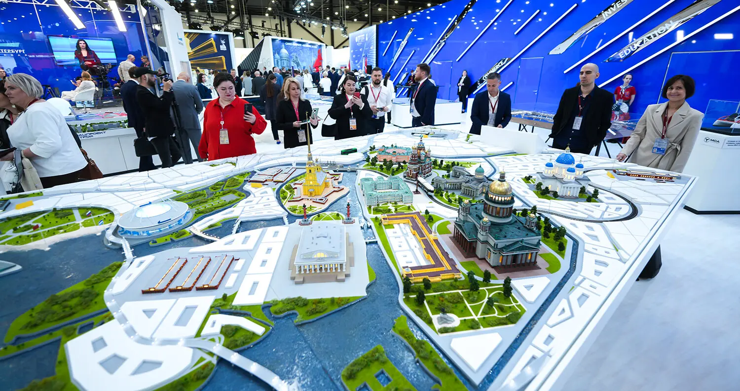 Живой макет города на стенде Санкт-Петербурга на ПМЭФ-2025