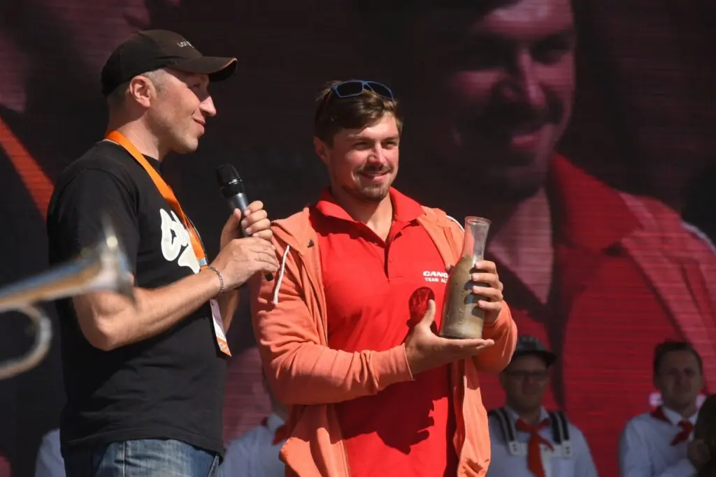 Чемпион первого в России Кубка по сапсерфингу Андрей Крайтор во время награждения на «Фонтанке SUP» в 2017 году