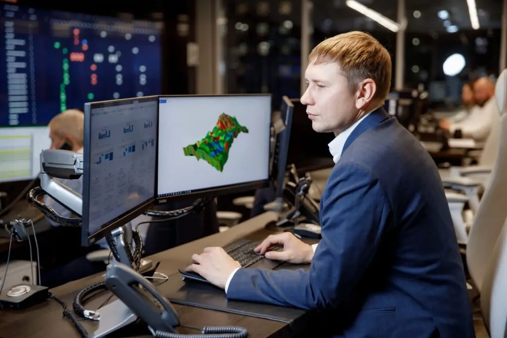 Начальник службы геотехнического мониторинга промыслов «Газпром нефти» в ЯНАО Дмитрий Паздерин на рабочем месте