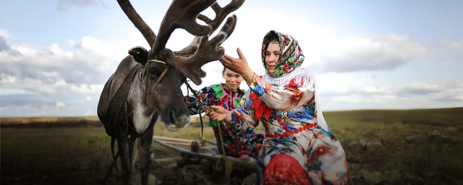 Представители коренных северных народов с северным оленем