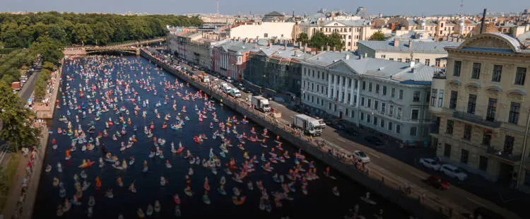 Сапсерферы фестиваля «Фонтанка SUP» во время заплыва по рекам и каналам в центре Петербурга