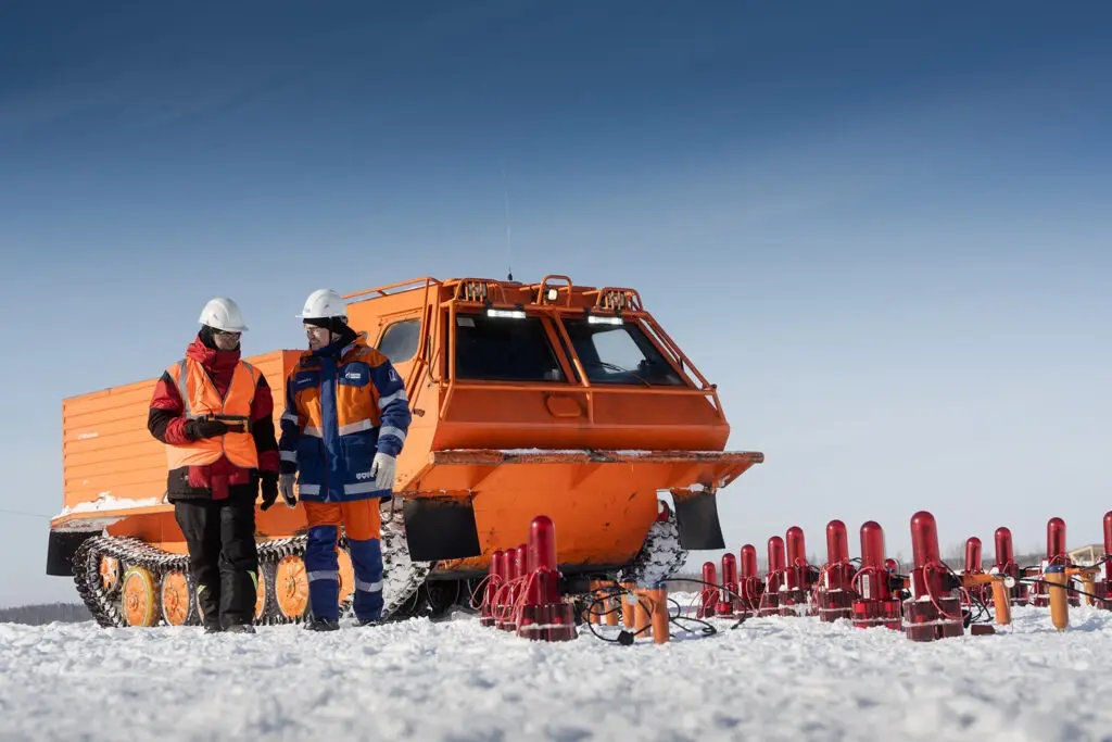Специалисты проводят разведку при помощи специальной машины и сети датчиков