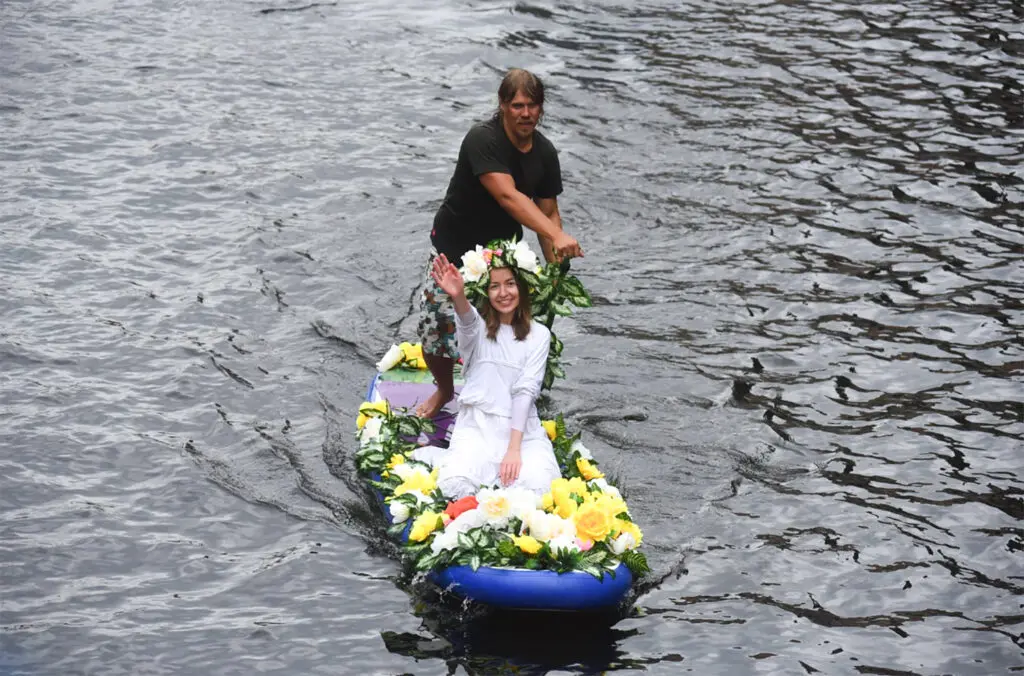 Участники «Фонтанка SUP» 2022 года Ольга и Даниил, сыгравшие первую сап-свадьбу в России