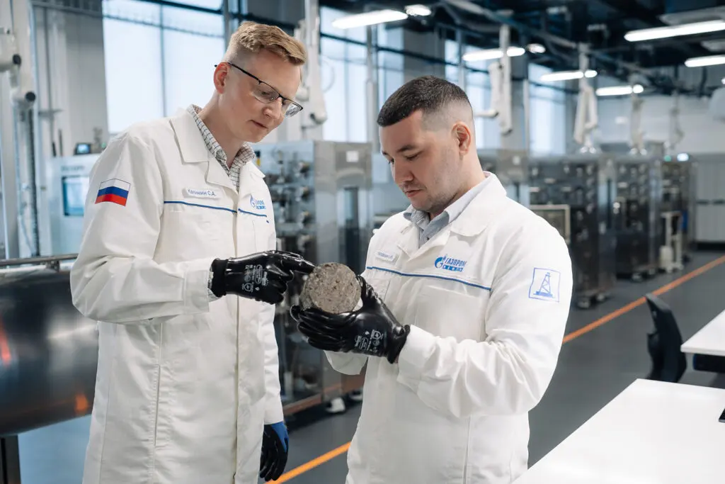 Ученые рассматривают керн в исследовательском центре «Геосфера»