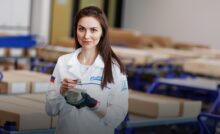 Ученый центра «Геосфера» в Тюмени с образом горной породы