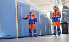 Вахтовики в коридоре нового комплекса на месторождении Жагрина