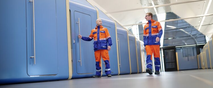 Вахтовики в коридоре нового комплекса на месторождении Жагрина