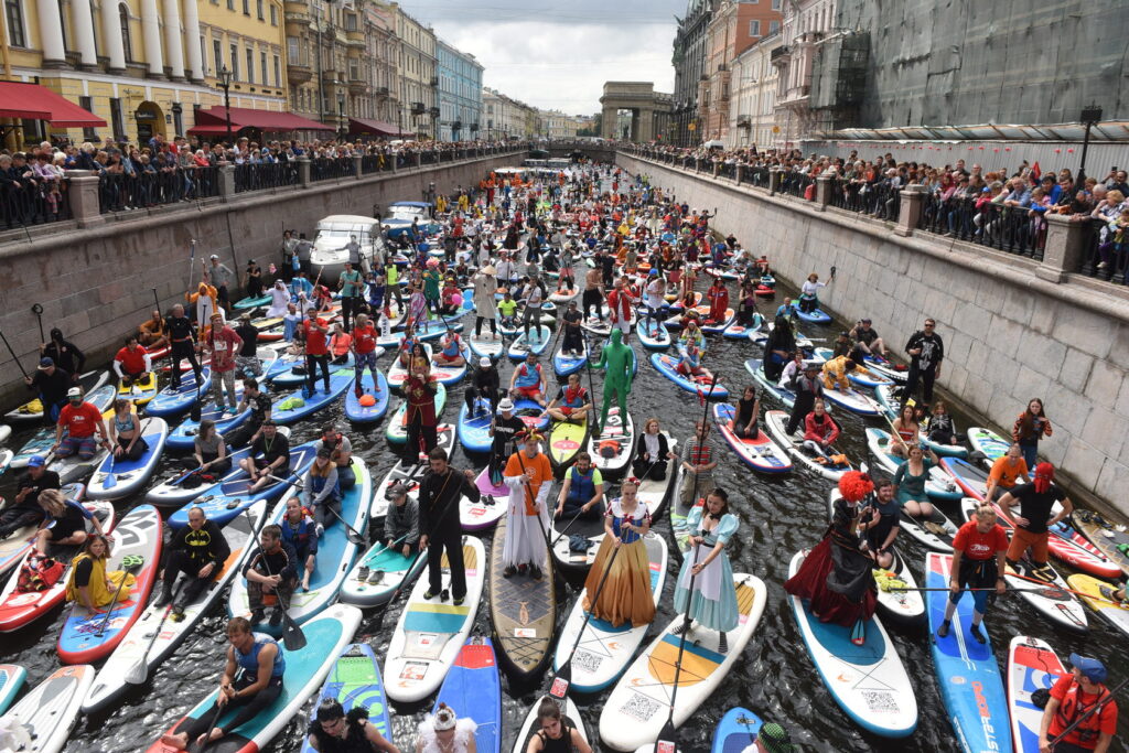 Заплыв участников фестиваля «Фонтанка SUP» в 2019 году
