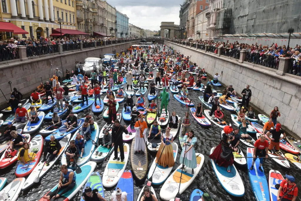 Заплыв участников фестиваля «Фонтанка SUP» в 2019 году