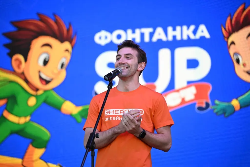 Автоэксперт «Энергии+» Кирилл Зиновьев награждает победителей номинации «Наш мультяш» на фестивале «Фонтанка SUP»