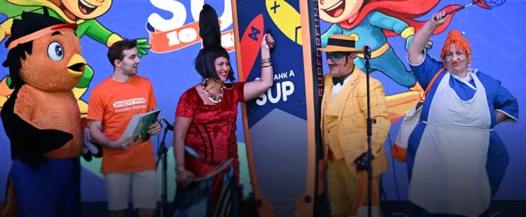 Эксперт «Энергии+» Кирилл Зиновьев награждает победителей номинации «Наш мультяш» на фестивале «Фонтанка SUP»