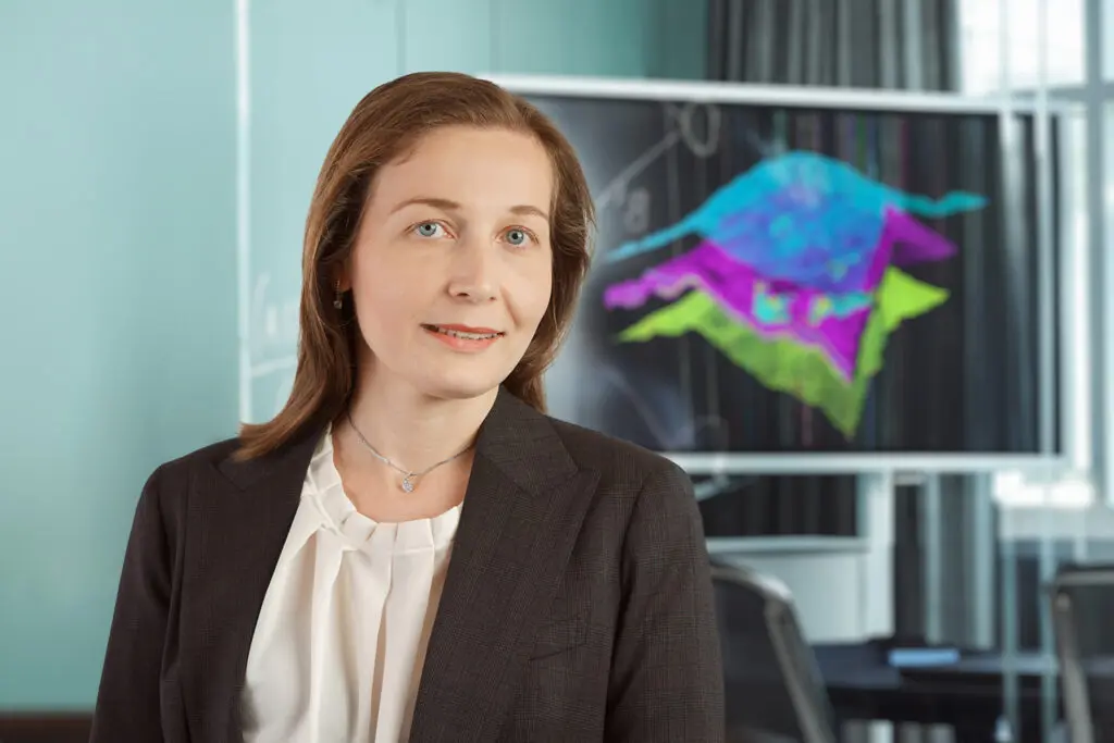 Эксперт-геолог «Газпром нефти» Флорида Грабовская на фоне цифровой модели геологических пластов