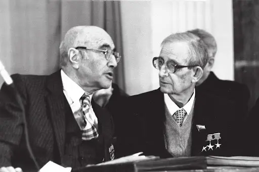 Физики-ядерщики Яков Зельдович и Юлий Харитон