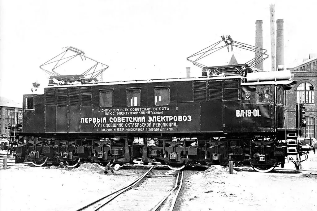 Первый советский магистральный грузопассажирский электровоз постоянного тока ВЛ-19 использовал принцип рекуперативного торможения