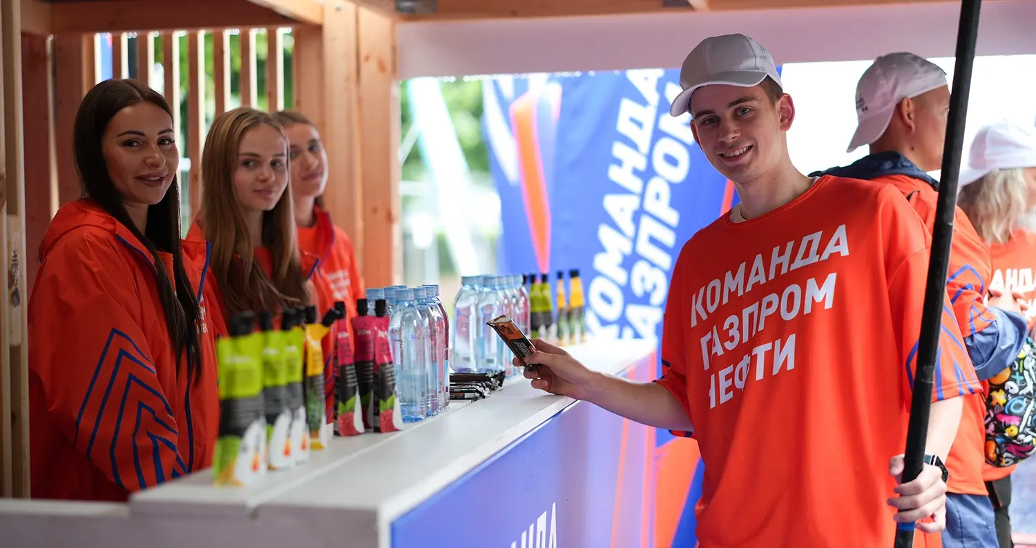 Представитель «Команды Газпром нефти» в городке фестиваля «Фонтанка SUP»