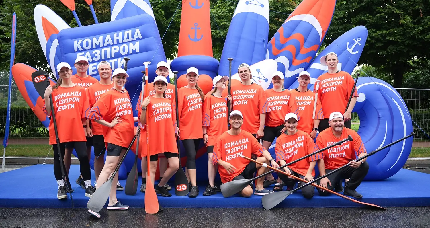 Представители «Команды Газпром нефти» в надувной фотозоне компании в городке фестиваля «Фонтанка SUP»