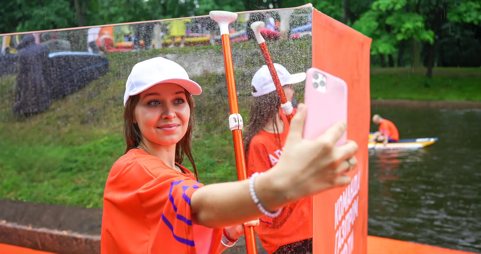 Представительница экипажа мегасапа «Энергии+» делает зеркальное селфи на фестивале «Фонтанка SUP»