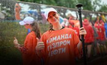 Представительница «Команды Газпром нефти» у зеркала на борту мегасапа «Энергии+»