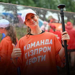 Гигантская селфи-станция, сап на колесах и первое свадебное путешествие: как прошел карнавал на воде в Петербурге