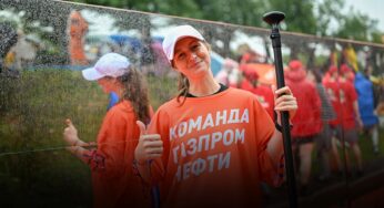 Гигантская селфи-станция, сап на колесах и первое свадебное путешествие: как прошел карнавал на воде в Петербурге