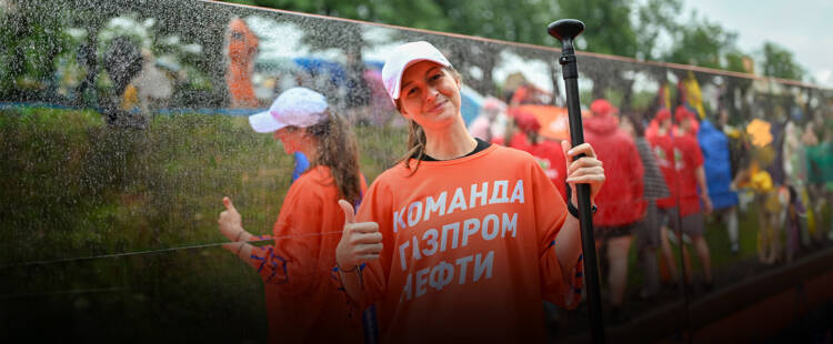 Представительница «Команды Газпром нефти» у зеркала на борту мегасапа «Энергии+»