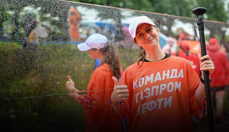 Представительница «Команды Газпром нефти» у зеркала на борту мегасапа «Энергии+»