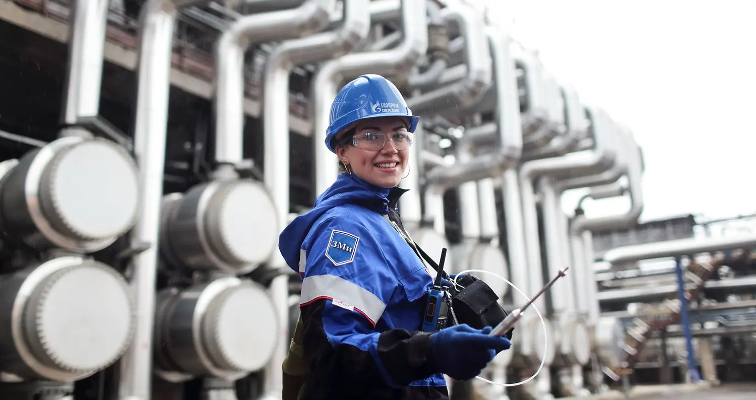 Сотрудница Московского нефтеперерабатывающего завода проводит диагностику воздуха с помощью прибора