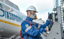 Сотрудник топливного терминала «Газпром нефти» за работой