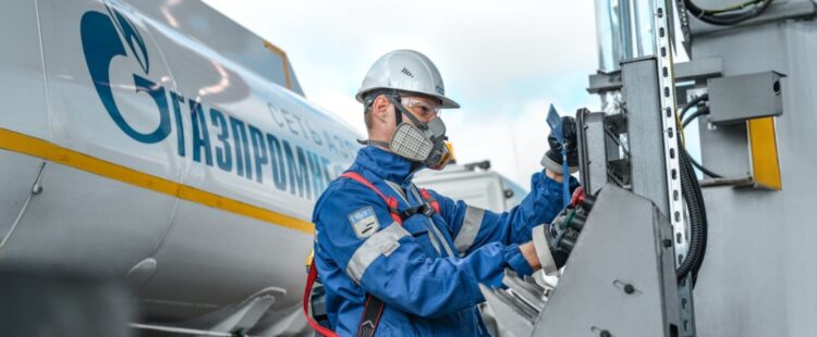 Сотрудник топливного терминала «Газпром нефти» за работой
