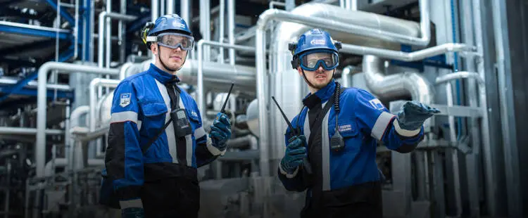 Сотрудники Омского нефтеперерабатывающего завода