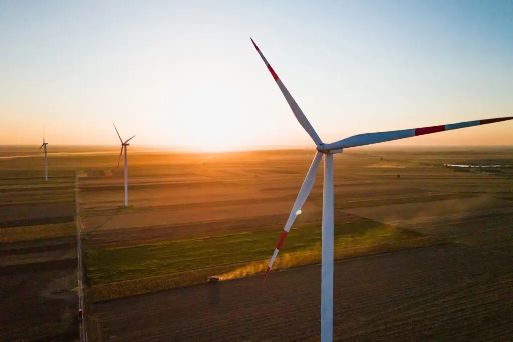 Современные ветряные электростанции бывают гибридными: их оснащают дизельными генераторами, чтобы выработка электричества не останавливалась даже в штиль