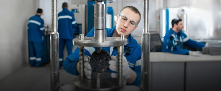 Специалист битумной лаборатории научно-исследовательского центра «Газпром нефти»