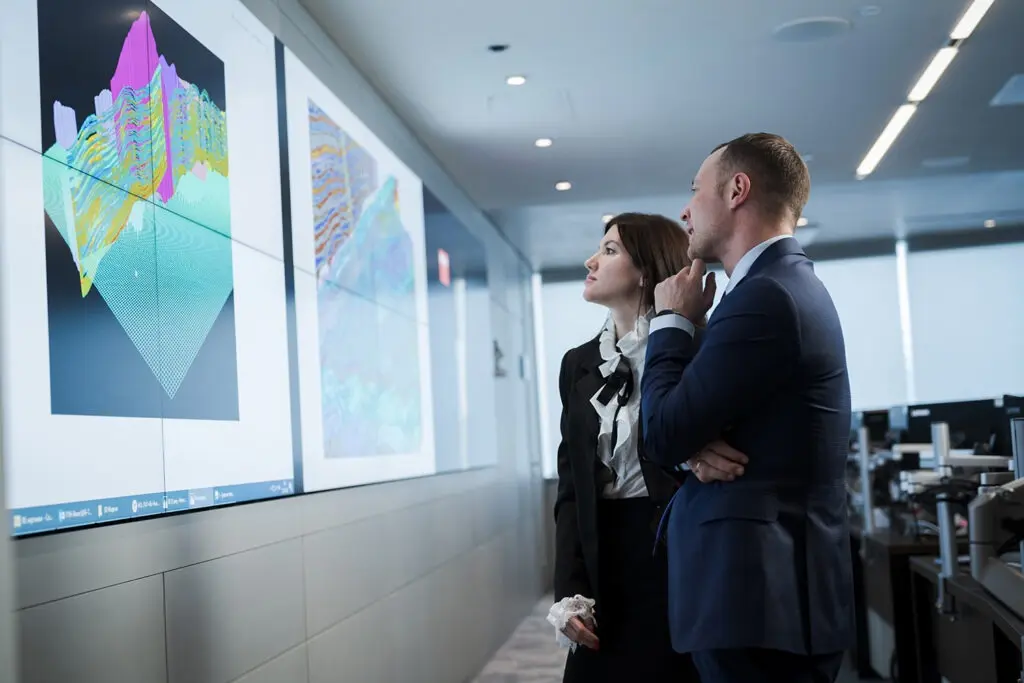 Специалисты рассматривают цифровую модель пласта в Центре управления добычей «Газпром нефти» в Тюмени