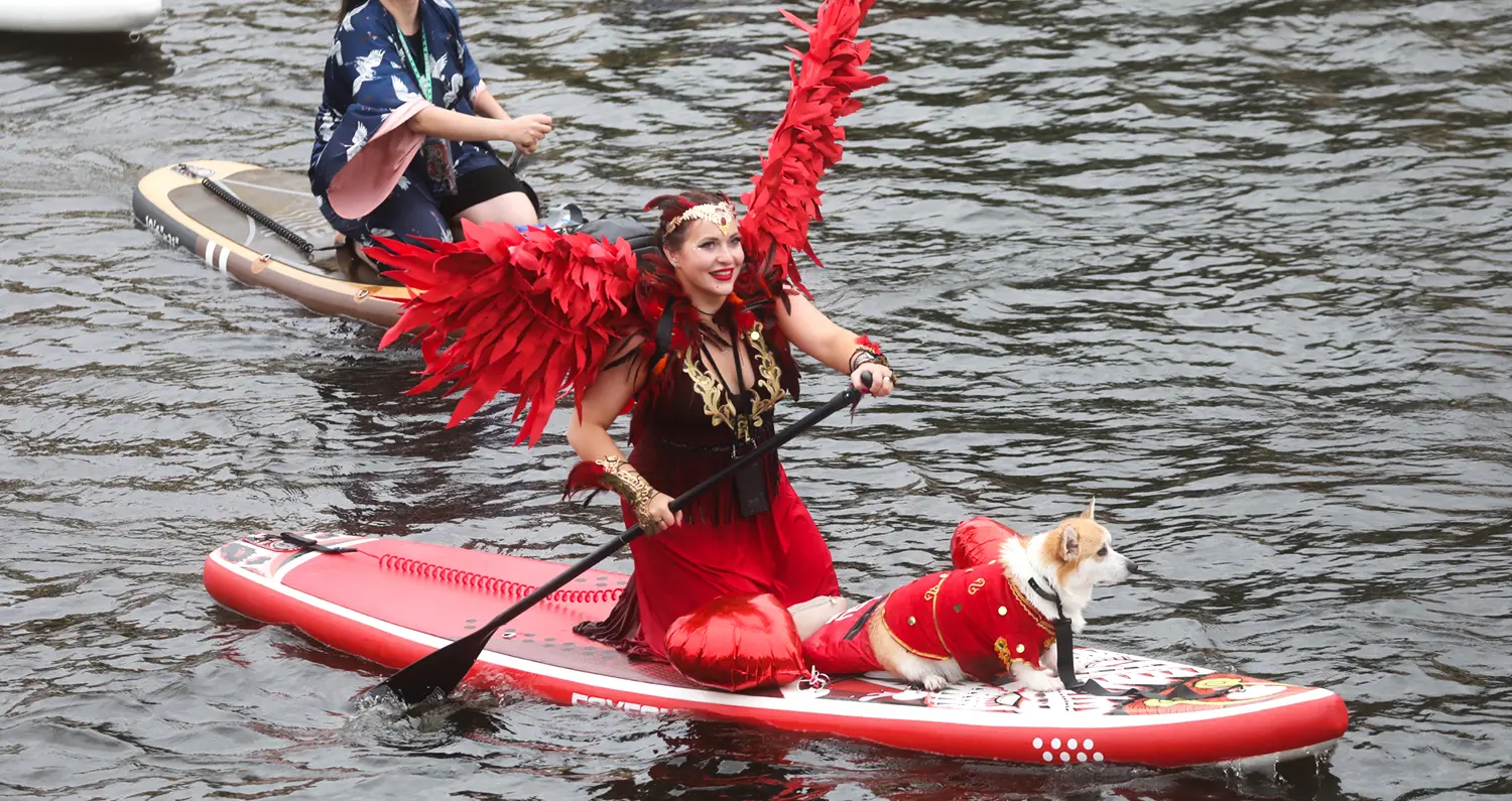 Участница фестиваля «Фонтанка SUP» в фантазийном образе и с собачкой на борту
