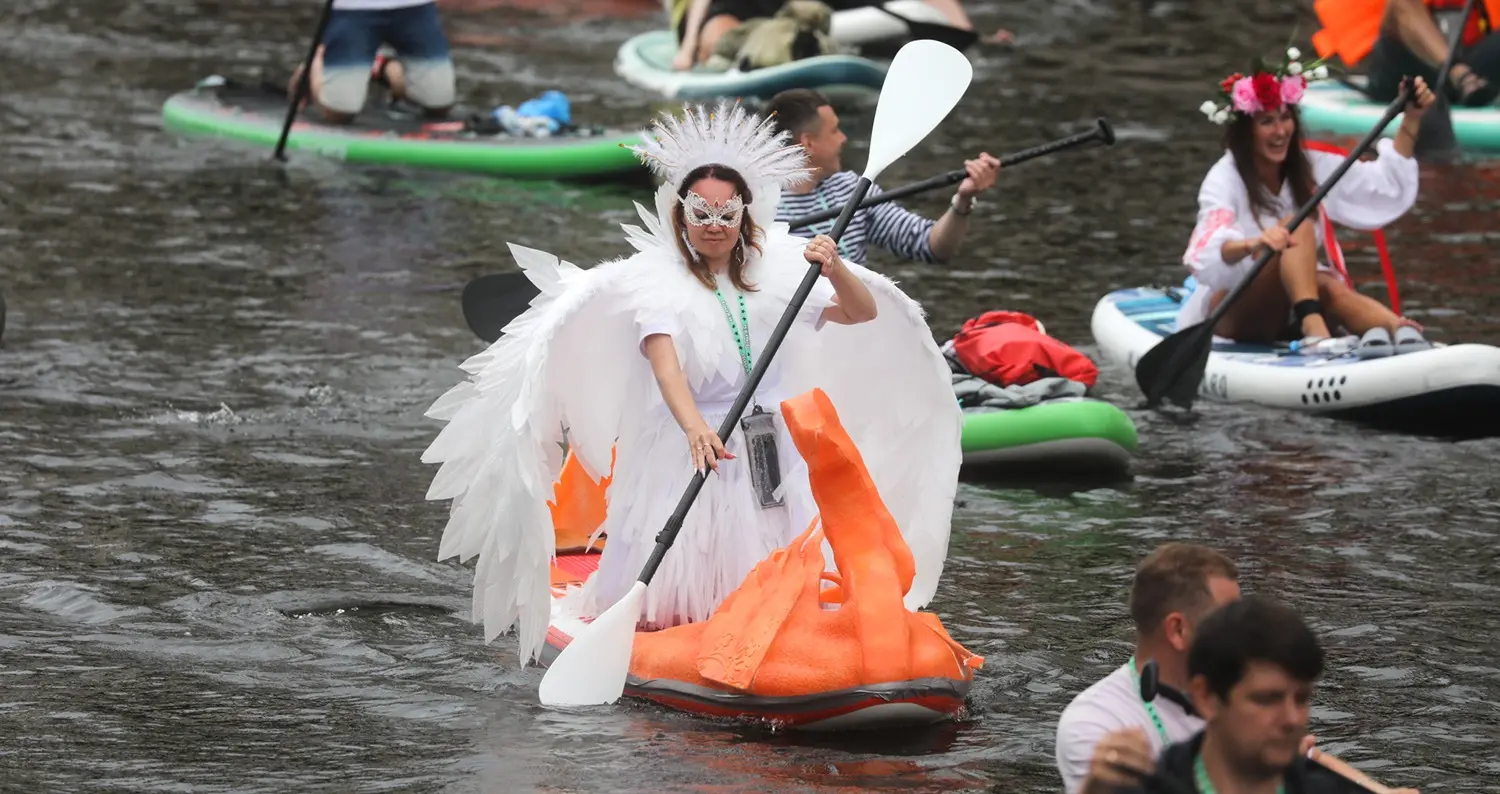 Участница фестиваля «Фонтанка SUP» в фантазийном образе