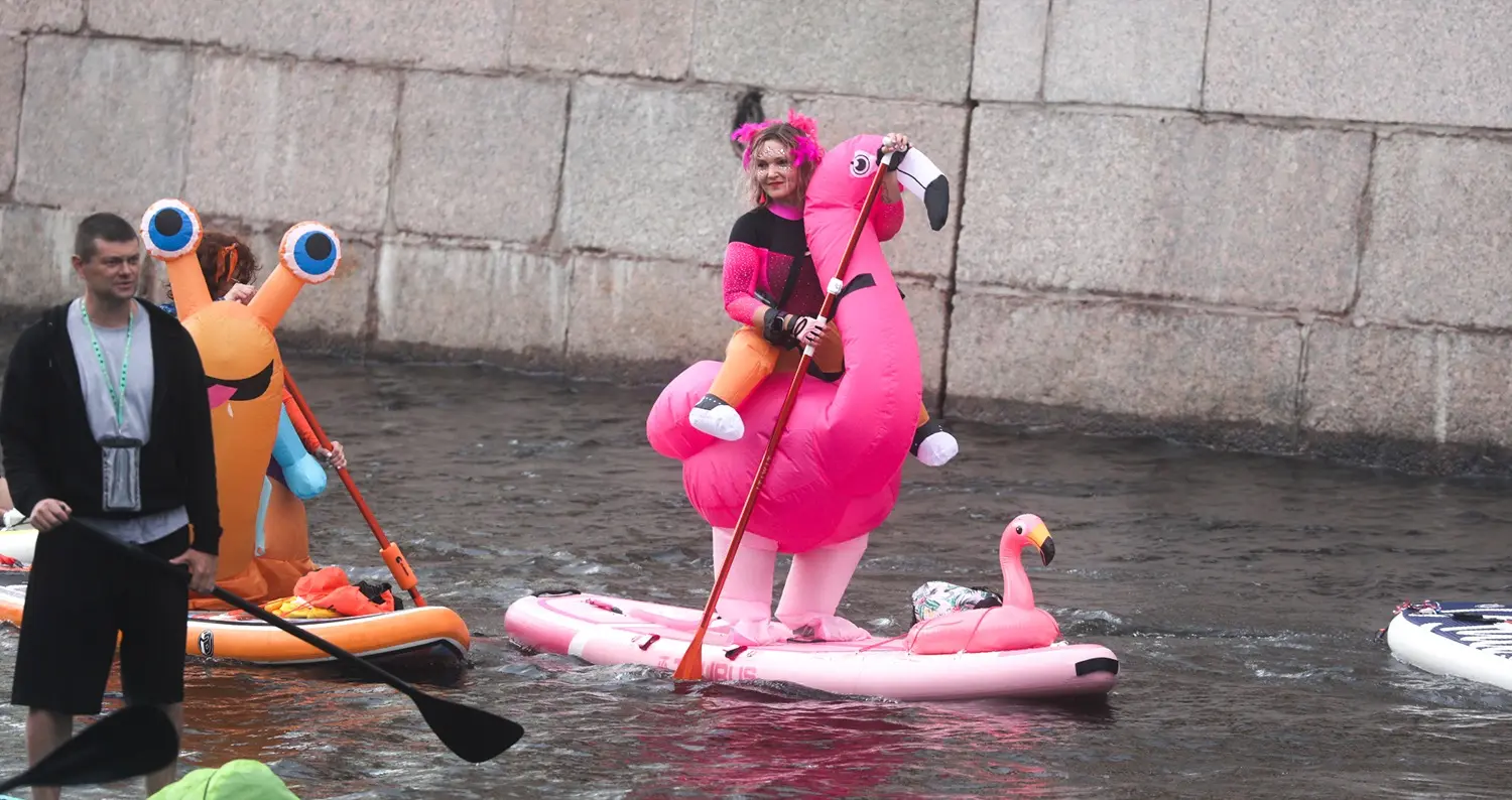Участница фестиваля «Фонтанка SUP» в костюме фламинго