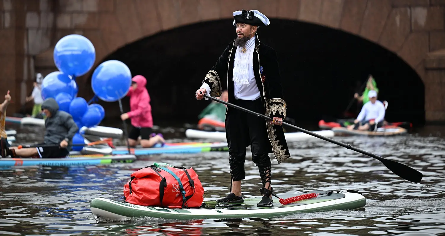 Участник фестиваля «Фонтанка SUP» в костюме пирата