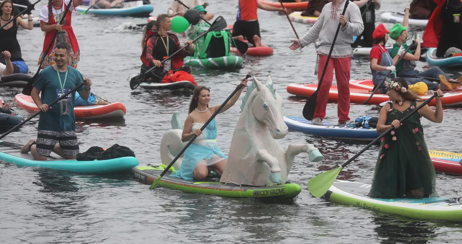 Участница фестиваля «Фонтанка SUP» на сапе-коне