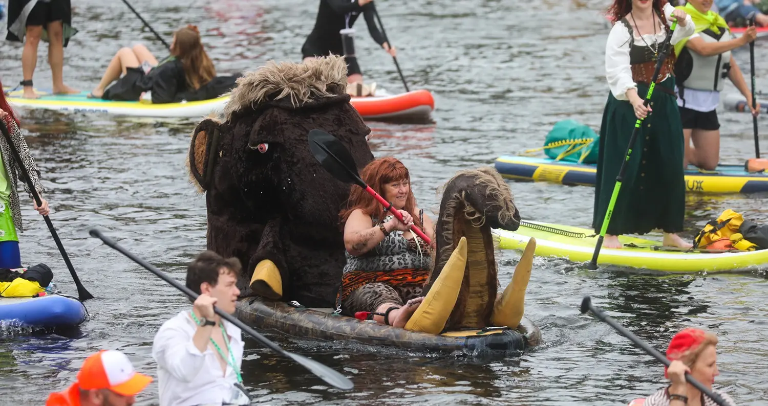 Участница фестиваля «Фонтанка SUP» на сапе, оформленном в виде мамонта