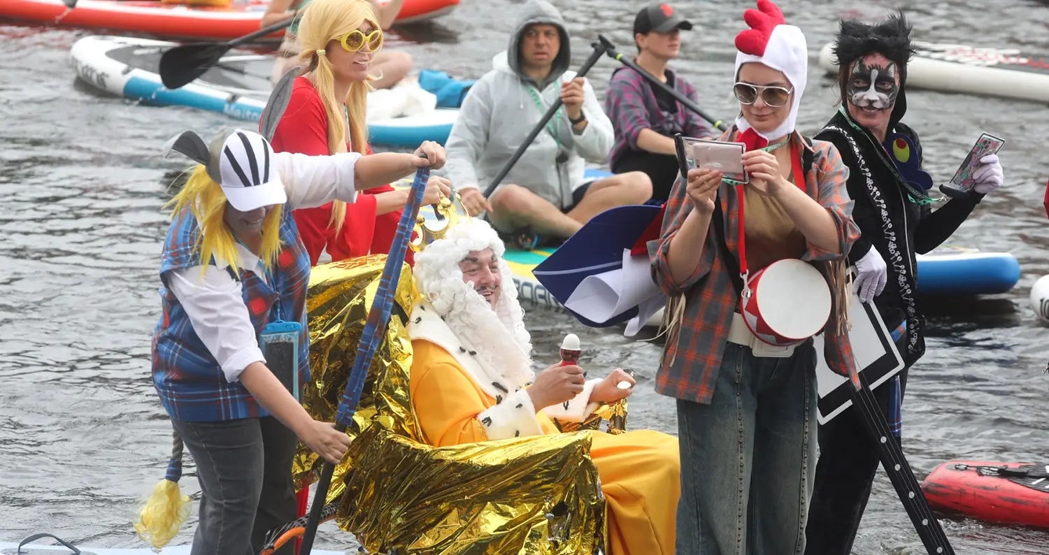 Участники фестиваля «Фонтанка SUP» в костюмах героев «Бременских музыкантов»