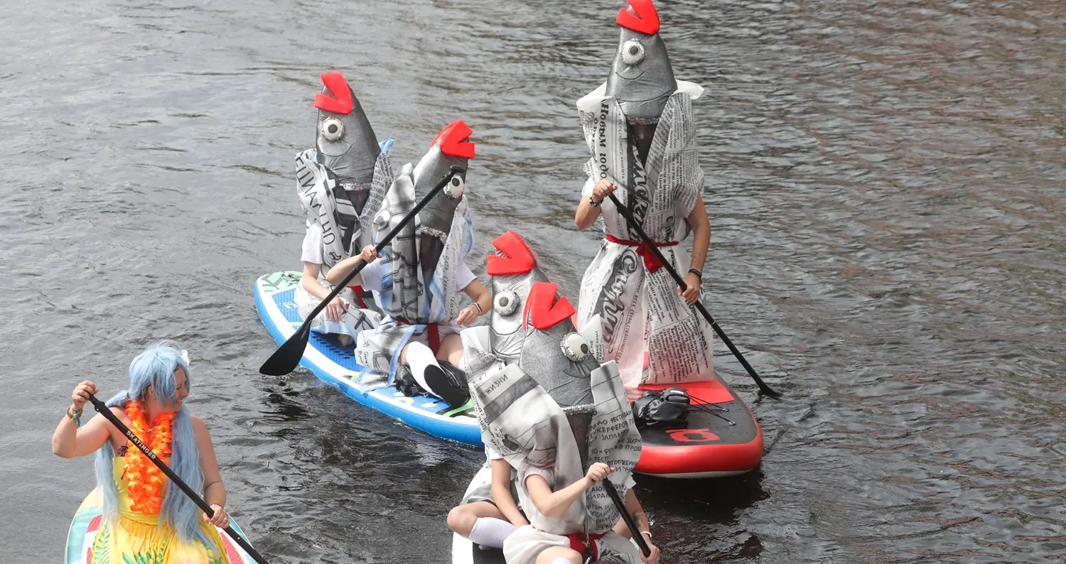 Участники фестиваля «Фонтанка SUP» в костюмах вяленых рыб