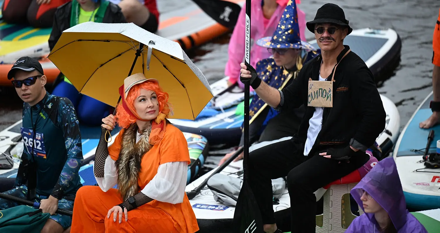 Участники фестиваля «Фонтанка SUP» в образах Лисы Алисы и Кота Базилио