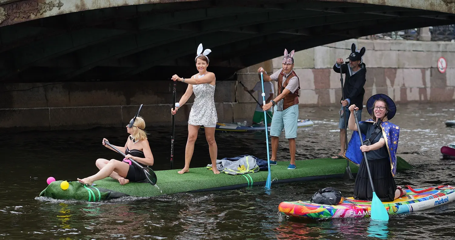 Участники фестиваля «Фонтанка SUP» в костюмах зайцев на сапе, напоминающем крокодила