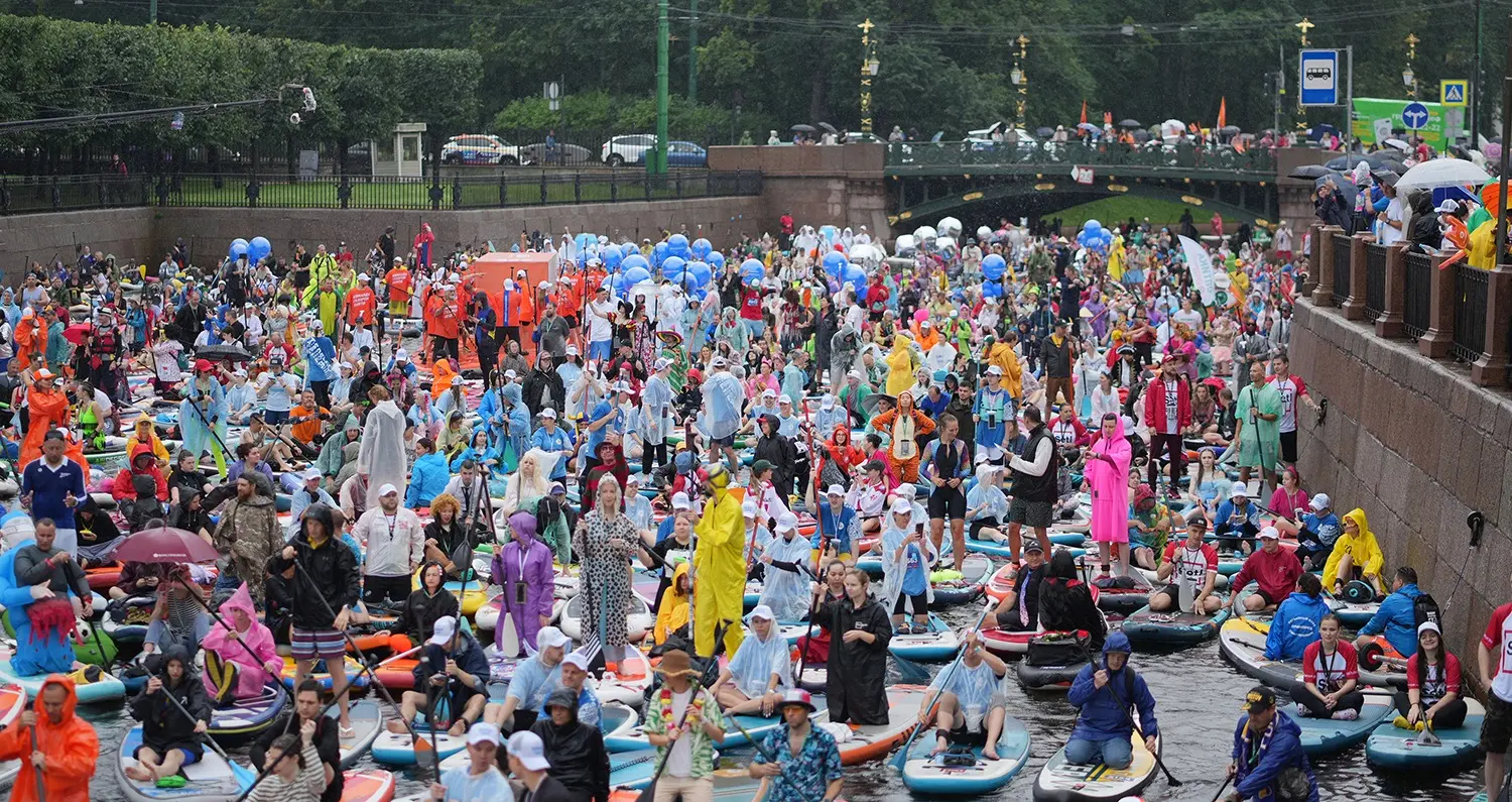 Участники фестиваля «Фонтанка SUP» во время заплыва