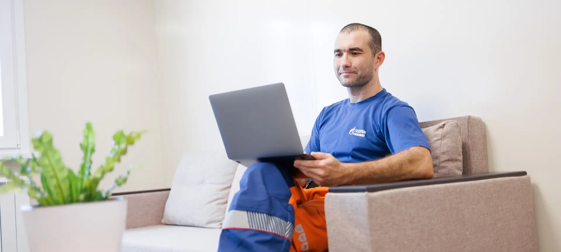 Вахтовик «Газпром нефти» за компьютером