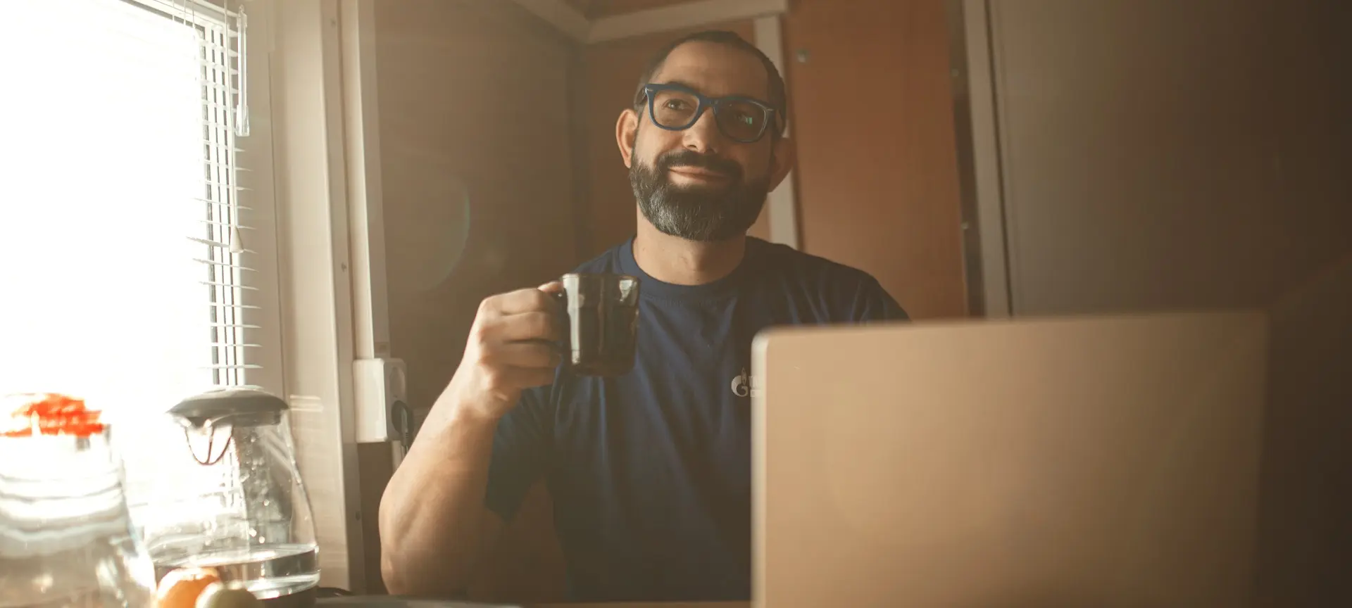 Вахтовик нефтепромысла «Газпром нефти» за компьютером во время отдыха