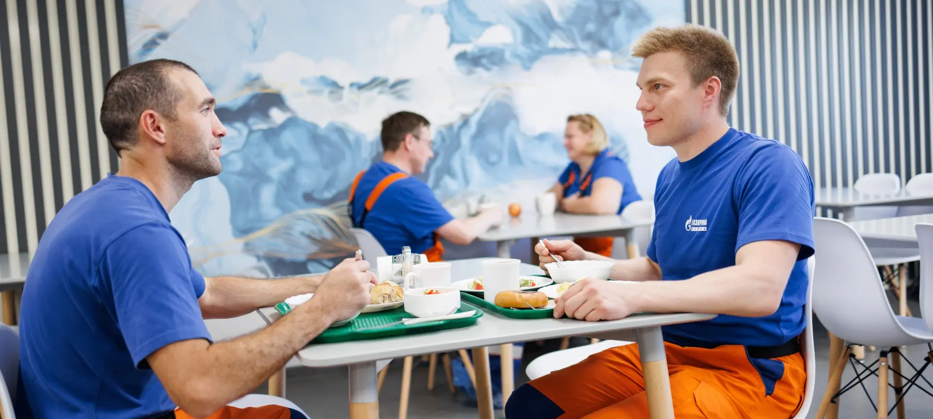 Вахтовики «Газпром нефти» в промысловой столовой
