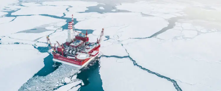 Вид на добывающую платформу Приразломного месторождения